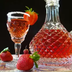 Licor casero de fresas (silvestres y de la huerta)