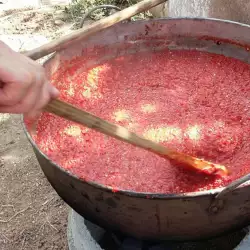 Домашна лютеница с печени чушки с патладжан