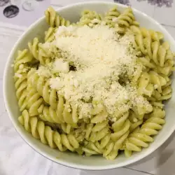 Macarrones con pesto y nata