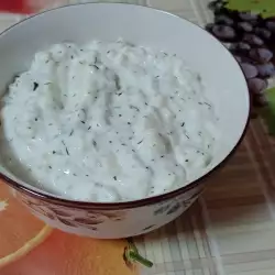 Молочный салат с кабачками и укропом