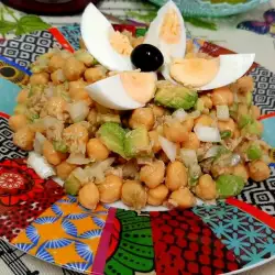 Ensalada de garbanzos, aguacate y atún