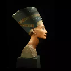 Queen Nefertiti, from birth to her death bed