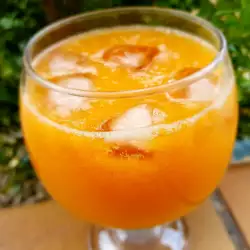 Nectar de mango, căpșuni și banane, făcut în casă