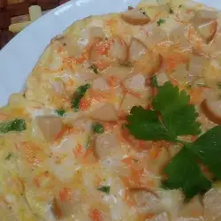 Сиромашни омлет с кренвирши и моркови