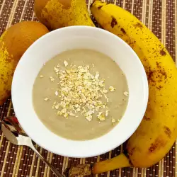 Creamy Oatmeal with Pears and Bananas for Babies