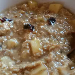 Oatmeal with Apples, Dried Fruit and Almonds