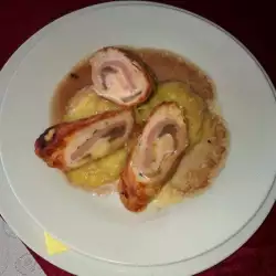 Pechuga de pollo rellena con salsa de vino blanco