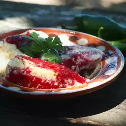 Pimientos rojos rellenos en salsa blanca