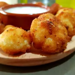 Breaded Cauliflower with Breadcrumbs and Yogurt Sauce