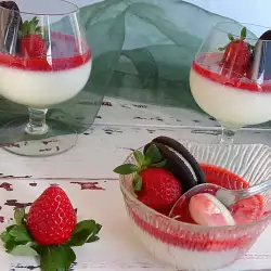 Panna cotta de leche con coulis de fresa