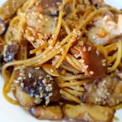 Gebratene Spaghetti mit Pilzen und Sesamsamen