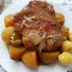 Пържолки с карамелизиран лук и картофки