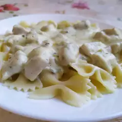 Farfalle con pollo y salsa Bechamel