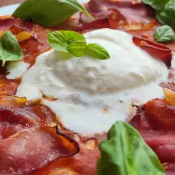 Pizza mit Burrata und Prosciutto