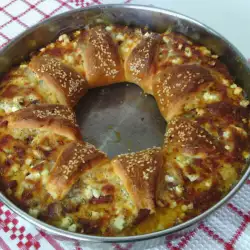 Венок-пиццa с желтым сыром, брынзой, колбасой и лютеницей