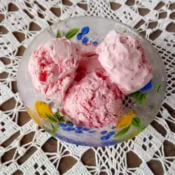 Leckeres Eis mit Himbeeren