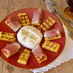 Gebackene Polenta mit Burrata und Prosciutto