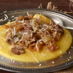 Polenta con carne picada, boletus y cebolla