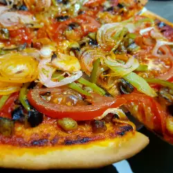 Pizza con berenjena, cebolla y tomate