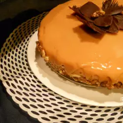 Praznična torta sa orasima i ogledalo glazurom od karamela