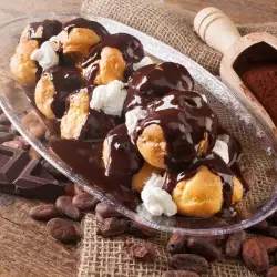 Cream Puffs with Chocolate Sauce