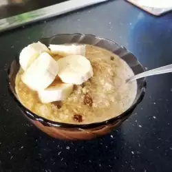 Porridge with Quinoa, Raisins and Banana