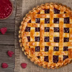 Easy Pie with Raspberries and Cream Cheese