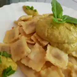 Ravioli mit Rindfleisch und Soße aus Avocado und Limette