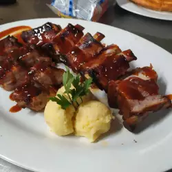 Pork Ribs with Barbecue Sauce and Mashed Potatoes