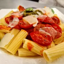 Rigatoni mit Pesto und Cherrytomaten