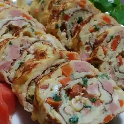 Яичный ролл с зеленым луком и морковью