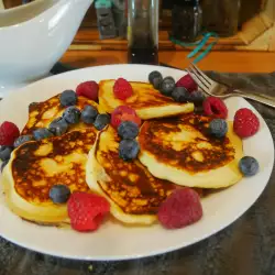 Russische pannenkoeken met bessen