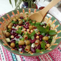 Colorful Salad with Beans and Chickpeas