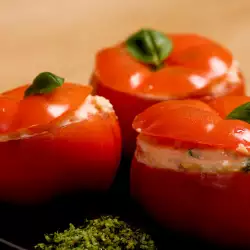 Salad with Tomatoes and Parsley Pesto