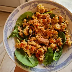 Ensalada de espinacas con cuscús y atún