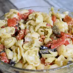 Ensalada de pasta con pesto y aceitunas