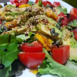 Grüner Salat mit Mango und Leinsamen