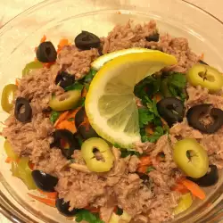 Ensalada de zanahorias, atún y aceitunas