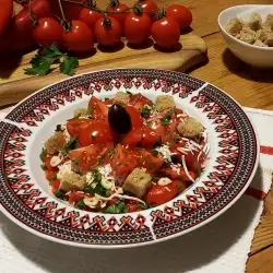 Салата с чушки, сирене и крутони