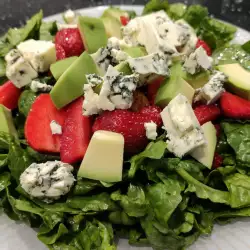 Spinatsalat mit Erdbeeren und Blauschimmelkäse