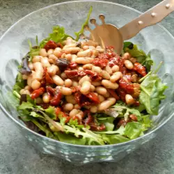 Ensalada Toscana con Alubias blancas, Tomates secos y Rúcula