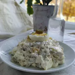 Salata sa kuvanim jajima i kiselim krastavčićima