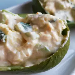 Ensaladilla de huevos con aguacate y cebolleta verde