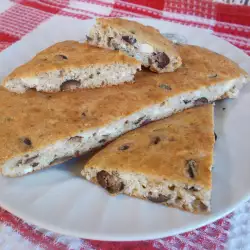 Glutenfreier herzhafter Kuchen mit Oliven und Frischkäse