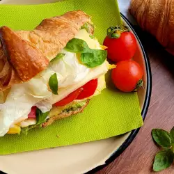 Bocadillo vegetariano con croissant