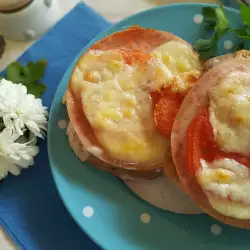 Мамините сандвичи с колбас и домати