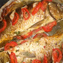 Carpa al horno rellena de perejil y tomates