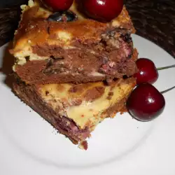 Bunter Schokobrownie mit Kirschen