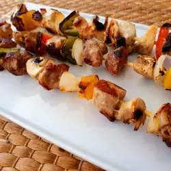 Pinchos de cerdo con verduras