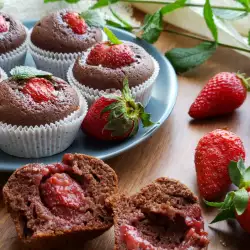 Magdalenas de cacao con fresas enteras